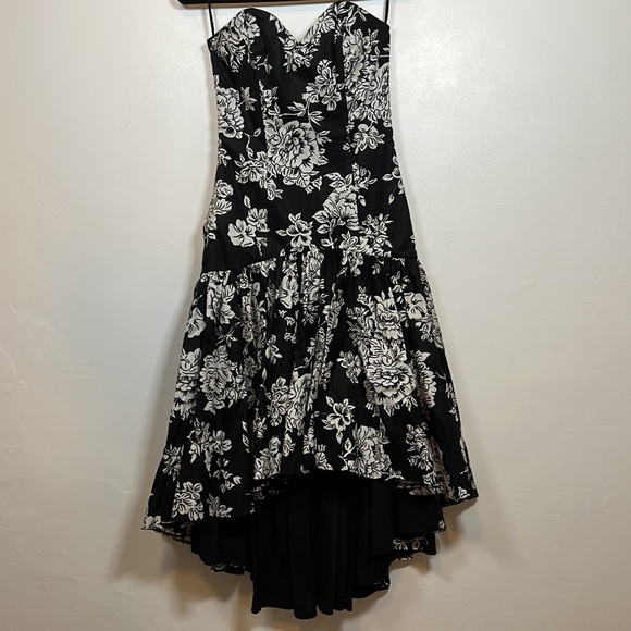 Dresses & Skirts - VINTAGE strapless dress/gown black and white floral print size 10